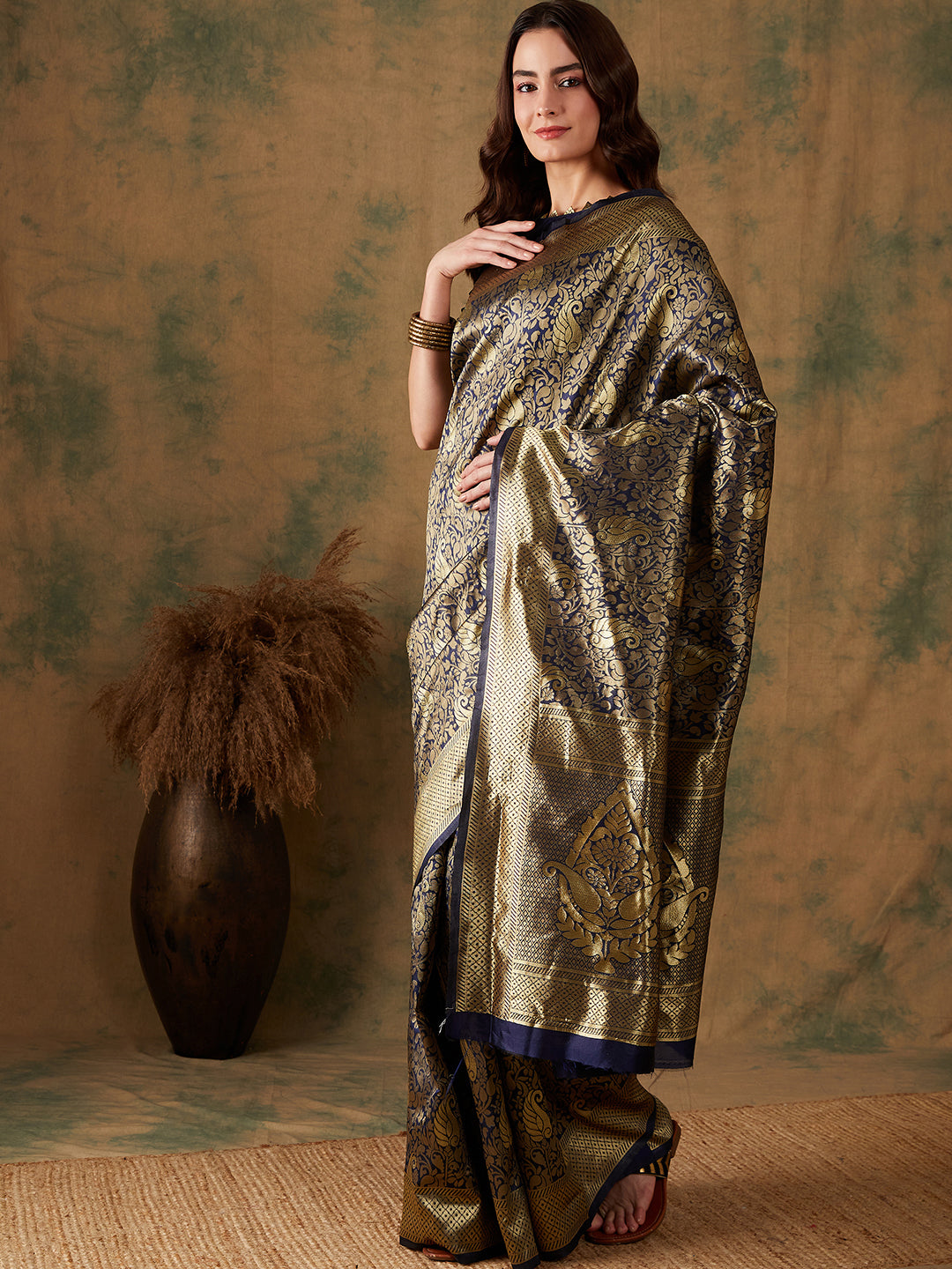 Luxurious Handloom Style Banarasi Saree Classic Ethnic Drape with Elaborate Gold Border