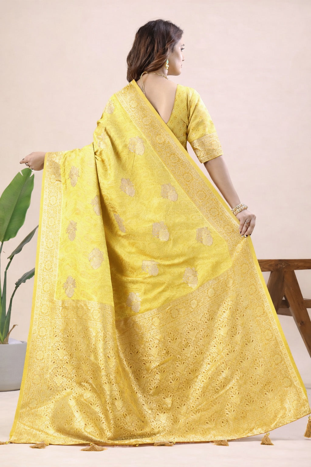 Sophisticated Traditional Banarasi Saree Opulent Gold Zari Border for Weddings and Celebrations