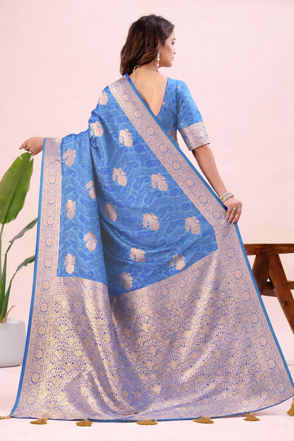 Sophisticated Traditional Banarasi Saree Opulent Gold Zari Border for Weddings and Celebrations