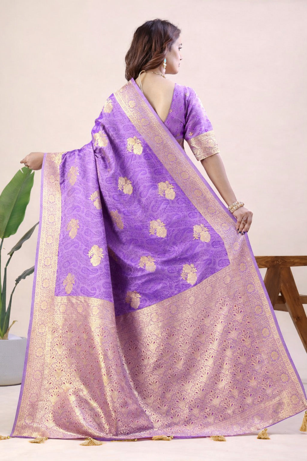 Sophisticated Traditional Banarasi Saree Opulent Gold Zari Border for Weddings and Celebrations