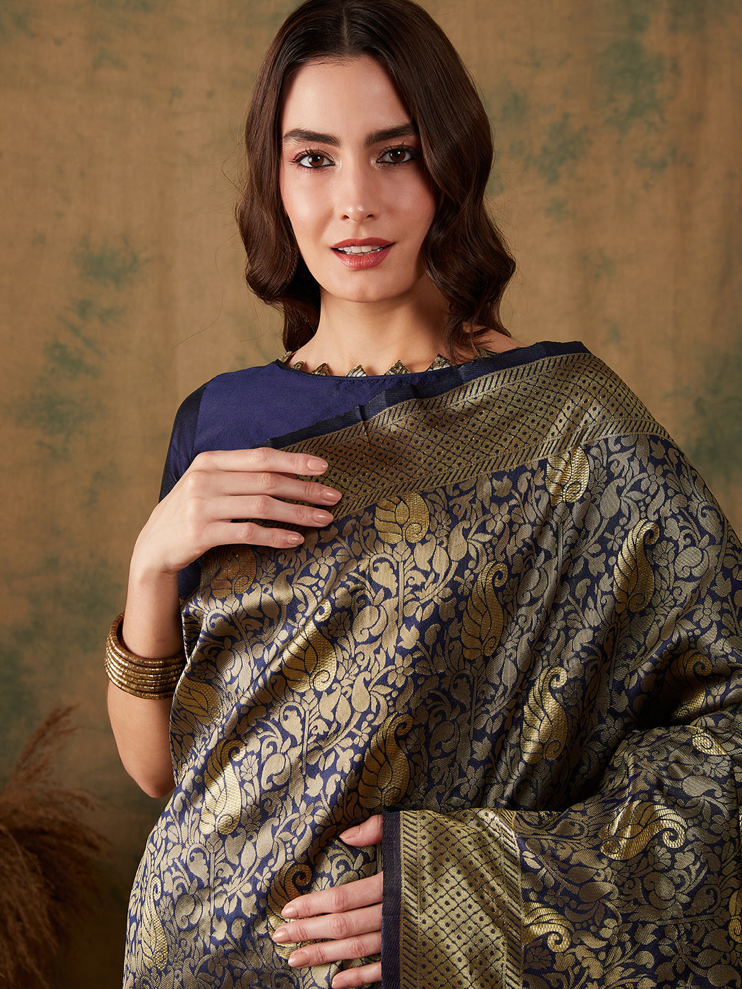 Luxurious Handloom Style Banarasi Saree Classic Ethnic Drape with Elaborate Gold Border